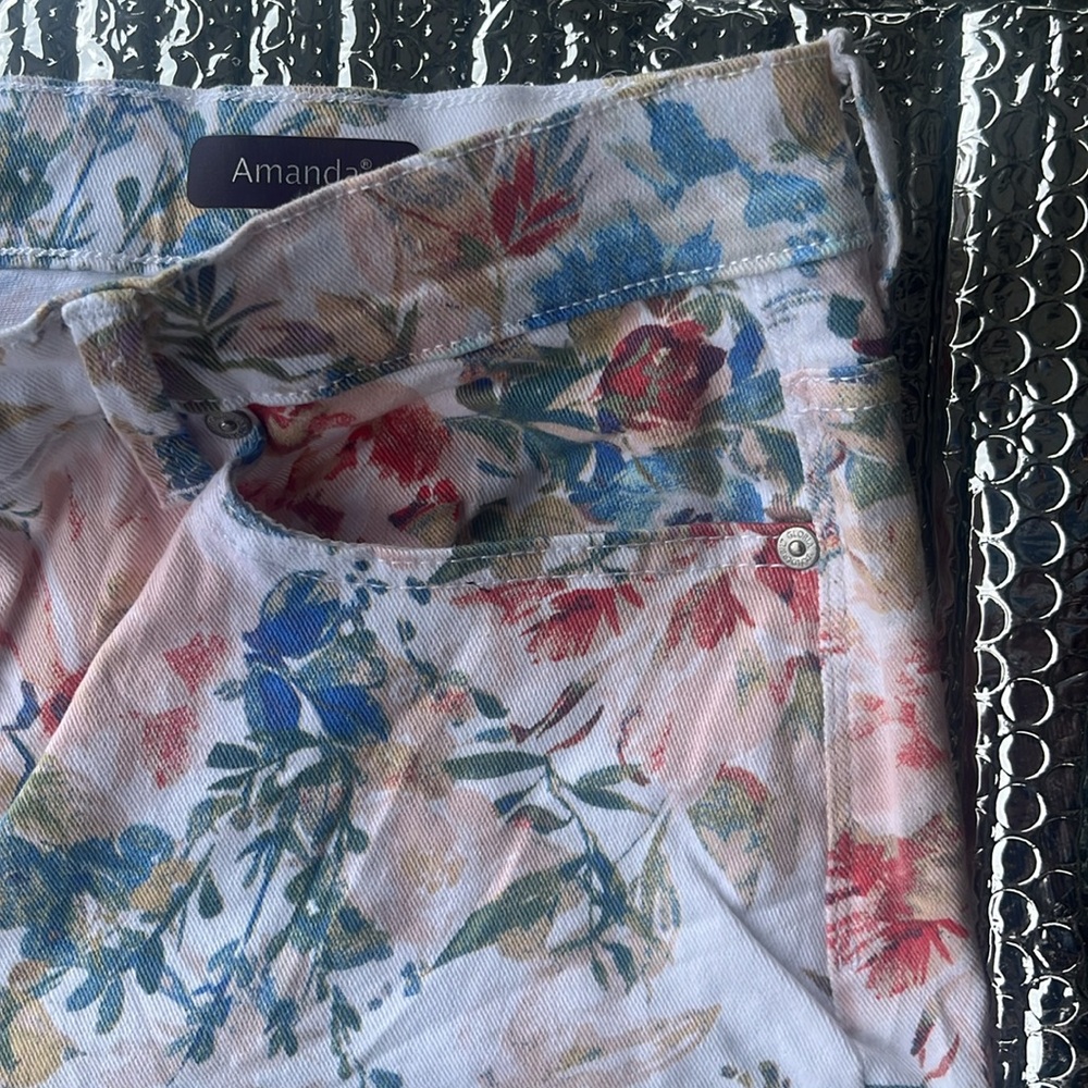 Gloria Vanderbilt was Floral Women's Shorts - Picture 5 of 7